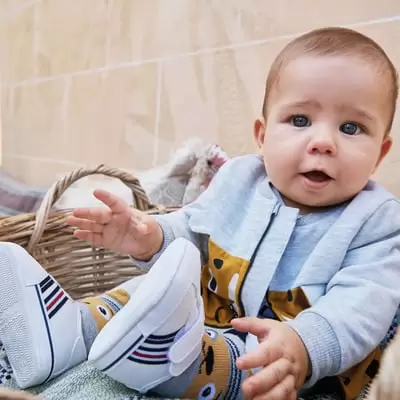 Pogledajte našu kolekciju za novorođene bebe. Set: 9W3401 Čarapice: 9W7047