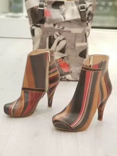 FLASH SALE - Jedinstvena prilika da sebe obradujete ovim supercool modelom   Samo u DOGO trgovini svi dizajni Jazzy boots - 20 % Nova cijena 159,20 KM Stara cijena 199,00 KM