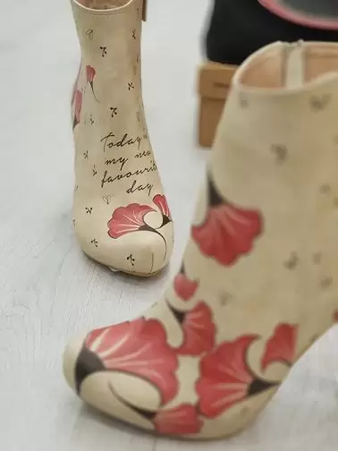 FLASH SALE - Jedinstvena prilika da sebe obradujete ovim supercool modelom   Samo u DOGO trgovini svi dizajni Jazzy boots - 20 % Nova cijena 159,20 KM Stara cijena 199,00 KM