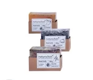  alverde naturschön toaletni sapun, masline, kokos ili limun Ručno rađeni sapuni bez sintetičkih mirisa, boj ai konzervansa, a sadrže najbolje sirovine iz certificiranog organskog uzgoja. Veganska formula također pruža umirujuću hidrataciju i nježno čiti ruke.