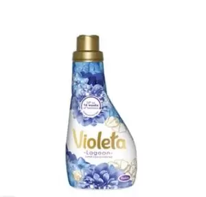  Violeta Lagoon omekšivač za veš, 1,9 l Čini vaše rublje mirisnim, mekanim, prozračnim i svježim nakon dužeg vremena. Kombinacija svježih citrusnih i voćnih nota sa mirisom ruže čini odličnu kombinaciju koju osjećate cijeli dan.