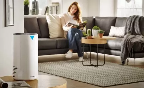Kako izabrati najbolji pročišćivač zraka? Kod odabira pročišćivača zraka, treba imati na umu da su najbolji oni koji imaju HEPA (High-efficiency Particulate Air) filtere, te se savjetuje izbjegavanje prečišćivača zraka koji koriste elektroničku tehnologiju umjesto HEPA filtera. Sa druge strane, ionizirajući pročišćivači mogu brzo očistiti i cirkulirati zrak, ali proizvode više buke.  No, ono o čemu primarno treba voditi računa pri izboru pročistača zraka jeste da li prečišćivač ima kapacitet za pročišćavanje zraka veličine vaše prostorije u kojoj želite poboljšati kvalitetu zraka.