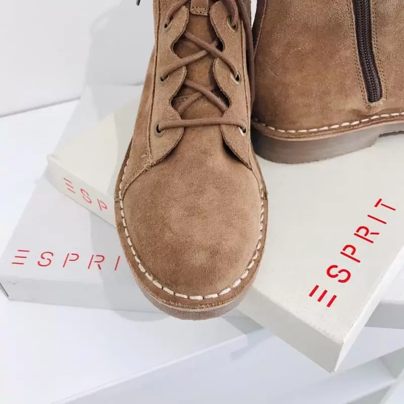 U Azel France trgovinama potražite fantatsične ženske čizme ESPRIT.  Satara cijena 64,95 KM , akcijska cijena 39 KM!