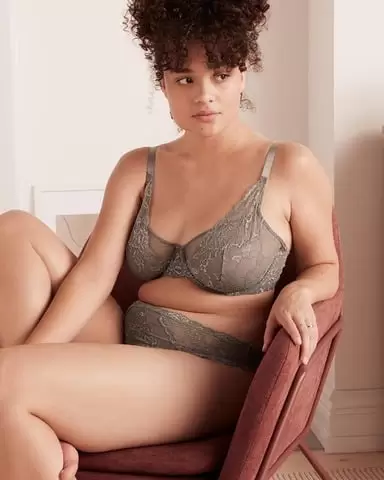 Jedna košulja. Tri načina. Iskoristite što više možete od Vaših klasika iz ormara. Bijela košulja voli da bude nošena više puta. grudanjak sivi