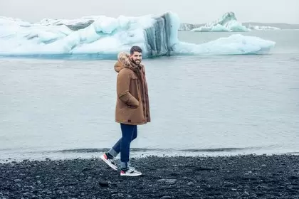 Španski brend lansira novu kolekciju jakni pod nazivom KEEP IT WARM! koja predstavlja različite mogućnosti odijevanja uz akcenat na toplotnoj izolaciji. Springfield se drži posvećenosti inovacijama i ove jeseni/zime 2019.   Predstavio je  svoju prvu kolekciju odijevnih komada za hladno vreme. Ova kolekcija se sastoji od visoko izolacionih, laganih kaputa, jakni, prsluka i parki.  Napravljenih od nepromočivog materijala sa alternativnim laganim punjenjem. Pored toga, Springfield vodi računa o zaštiti životne sredine i sertifikovan je za poslovanje bez okrutnosti prema životinjama. Brend je posvećen inovacijama kako bi učinio život lakšim i udobnijim svojim kupcima kroz inovativne i kvalitetne komade, te kako bi ostali odani ležernom i savremenom stilu. To se povezuje i s brigom za Springfield muškarca kada su u pitanju održivost i briga za okolinu. smedja jakna. duga muska jakna. 