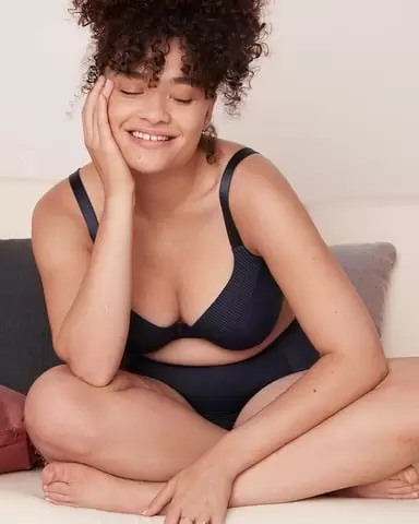 Jedna košulja. Tri načina. Iskoristite što više možete od Vaših klasika iz ormara. Bijela košulja voli da bude nošena više puta. grudnjaci 