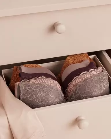 Jedna košulja. Tri načina. Iskoristite što više možete od Vaših klasika iz ormara. Bijela košulja voli da bude nošena više puta. ves 