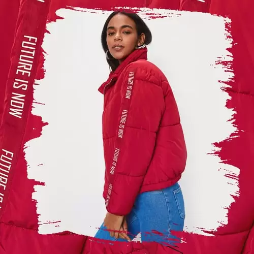 Future is now. crvena jakna je tu. Pufer jakne su najveći trend ove godine #LCWCollection Jakna: 9WG463Z8. crveno upozorenje. super suskava crvena jakna. gdje kupiti crvenu kratku suskavu jaknu? LC waiiki LCW najbolje cijene