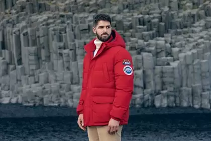 crvena muska jakna. Španski brend lansira novu kolekciju jakni pod nazivom KEEP IT WARM! koja predstavlja različite mogućnosti odijevanja uz akcenat na toplotnoj izolaciji. Springfield se drži posvećenosti inovacijama i ove jeseni/zime 2019.   Predstavio je  svoju prvu kolekciju odijevnih komada za hladno vreme. Ova kolekcija se sastoji od visoko izolacionih, laganih kaputa, jakni, prsluka i parki.  Napravljenih od nepromočivog materijala sa alternativnim laganim punjenjem. Pored toga, Springfield vodi računa o zaštiti životne sredine i sertifikovan je za poslovanje bez okrutnosti prema životinjama. Brend je posvećen inovacijama kako bi učinio život lakšim i udobnijim svojim kupcima kroz inovativne i kvalitetne komade, te kako bi ostali odani ležernom i savremenom stilu. To se povezuje i s brigom za Springfield muškarca kada su u pitanju održivost i briga za okolinu.