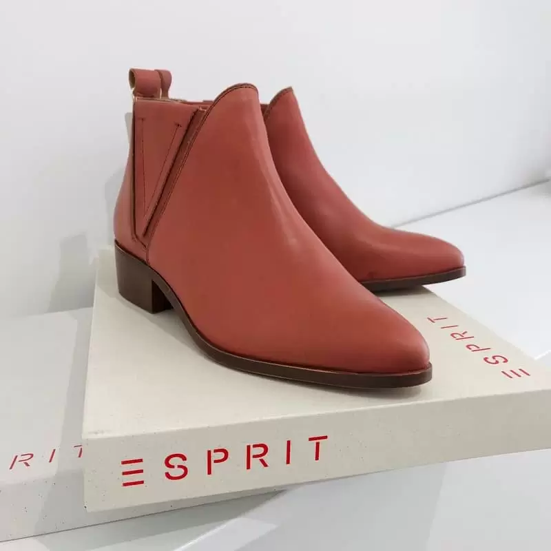 U Azel France trgovinama potražite fantatsične ženske čizme ESPRIT.  Satara cijena 64,95 KM , akcijska cijena 39 KM! gleznjace kozne 