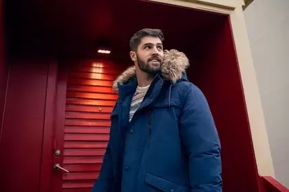 Španski brend lansira novu kolekciju jakni pod nazivom KEEP IT WARM! koja predstavlja različite mogućnosti odijevanja uz akcenat na toplotnoj izolaciji. Springfield se drži posvećenosti inovacijama i ove jeseni/zime 2019.   Predstavio je  svoju prvu kolekciju odijevnih komada za hladno vreme. Ova kolekcija se sastoji od visoko izolacionih, laganih kaputa, jakni, prsluka i parki.  Napravljenih od nepromočivog materijala sa alternativnim laganim punjenjem. Pored toga, Springfield vodi računa o zaštiti životne sredine i sertifikovan je za poslovanje bez okrutnosti prema životinjama. Brend je posvećen inovacijama kako bi učinio život lakšim i udobnijim svojim kupcima kroz inovativne i kvalitetne komade, te kako bi ostali odani ležernom i savremenom stilu. To se povezuje i s brigom za Springfield muškarca kada su u pitanju održivost i briga za okolinu.