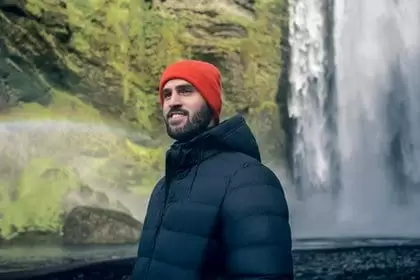Španski brend lansira novu kolekciju jakni pod nazivom KEEP IT WARM! koja predstavlja različite mogućnosti odijevanja uz akcenat na toplotnoj izolaciji. Springfield se drži posvećenosti inovacijama i ove jeseni/zime 2019.   Predstavio je  svoju prvu kolekciju odijevnih komada za hladno vreme. Ova kolekcija se sastoji od visoko izolacionih, laganih kaputa, jakni, prsluka i parki.  Napravljenih od nepromočivog materijala sa alternativnim laganim punjenjem. Pored toga, Springfield vodi računa o zaštiti životne sredine i sertifikovan je za poslovanje bez okrutnosti prema životinjama. Brend je posvećen inovacijama kako bi učinio život lakšim i udobnijim svojim kupcima kroz inovativne i kvalitetne komade, te kako bi ostali odani ležernom i savremenom stilu. To se povezuje i s brigom za Springfield muškarca kada su u pitanju održivost i briga za okolinu. za moderne muskarce. muska crna zimska jakna. 