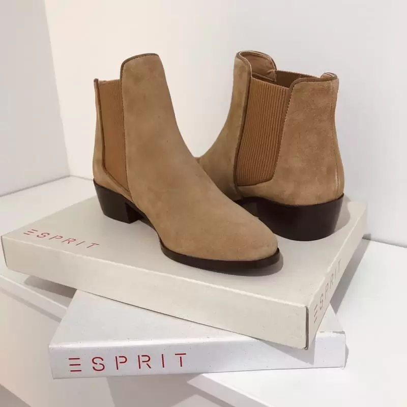 U Azel France trgovinama potražite fantatsične ženske čizme ESPRIT.  Satara cijena 64,95 KM , akcijska cijena 39 KM! gleznjace smedje 