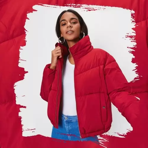 djevojkama sa smedjom kosom pristaje crvena jakna. hit ove zime je kratka suskava crvena jakna. prelijapa crvena jakna. samo za hrabre. crvena jakna. lc waikiki