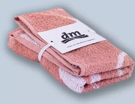 Vrijeme je za njegu lica uz super poklon! Hladniji dani koji nam dolaze odrazit će se prvo na našem licu. Zato je važno da ga pravilno njegujemo i zaštitimo odgovarajućim proizvodima. Tako u dm prodavnicama u periodu od 13.11. do 26.11.2019. za kupovinu proizvoda za njegu lica u vrijednosti od 18 KM ili više na poklon preuzmite peškir za lice.* Također, u dm savjetniku za njegu lica potražite savjete za njegu kože lica. Uz savjete u dm prodavnicama potražite i mnoštvo proizvoda po UVIJEKPOVOLJNO cijenama te novitete za njegu lica dostupne ekskluzivno samo u dm-u. *Ponuda vrijedi od 13.11. do 26.11.2019. ili do isteka zaliha. Po kupovini dobijate jedan poklon i isti nije moguće zamijeniti za novac. Poklon se preuzima na kasi. Fotografija poklona je simbolična. Ponuda se odnosi na kupovinu proizvoda za njegu lica koji su u ponudi dm prodavnice. U aktivnost nisu uključeni proizvodi za muškarce, dječija i baby kozmetika te poklon paketi za njegu lica.