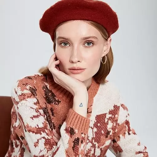 “Odijevati ljude u skladu s njihovim načinom života i budžetom i učiniti da se dobro osjećaju vjerujući da su “Svi zaslužili da se dobro odijevaju”. Pregled kompanije Osnovan 1985. godine u Francuskoj, brend LC Waikiki otkupio je sadašnji LC Waikiki Mağazacılık 1997 godine. Budući da je uzor mnogim brendovima svojim kolekcijama i maloprodajnom percepcijom i centar pristupačne mode, LC Waikiki je 17 godina zadržao svoj stalni porast kao Turski brend pod okriljem LC Waikiki Mağazacılık. Danas, LC Waikiki Mağazacılık, Turska vodeća kompanija među maloprodajnim lancima, pruža usluge milionima ljudi sa oko 500 LC Waikiki trgovina u 141 gradu i 23 države svijeta. LC Waikiki održava svoju poziciju tržišnog lidera u turskom izvještajnom indeksu potrošnje gotove odjeće, izrađenom i objavljenom od strane KMP polugodišnjeg izvještaja od ljeta 2004. godine. Cilj je ući među top tri pozicije u Europi... LC Waikiki Mağazacılık, koji je započeo sa svojim međunarodnim investicijama 2009. godine, svoju prvu trgovinu otvorio je u Rumuniji. Sa svoje 647 trgovine u 31 državi uključujući Albaniju, Armeniju, Azerbejdžan, Bjelorusiju, Bosnu i Hercegovinu, Bugarsku, Egipat, Gruziju, Irak, Iran, Kazakistan, Kosovo, Kirgistan, Makedoniju, Maroko, Poljsku, Rumuniju, Rusiju, Saudijsku Arabiju, Ukrainu, Ujedinjene Arapske Emirate. LC Waikiki Mağazacılık posluje s vizijom o postanku jedne od tri najuspješnije trgovine u Europi do 2023. godine. Za više informacija molimo posjetite stranicu: corporate.lcwaikiki.com Nađi svoju najbližu trgovinu na: http://corporate.lcwaikiki.com/en-US/Stores kapa dzemper