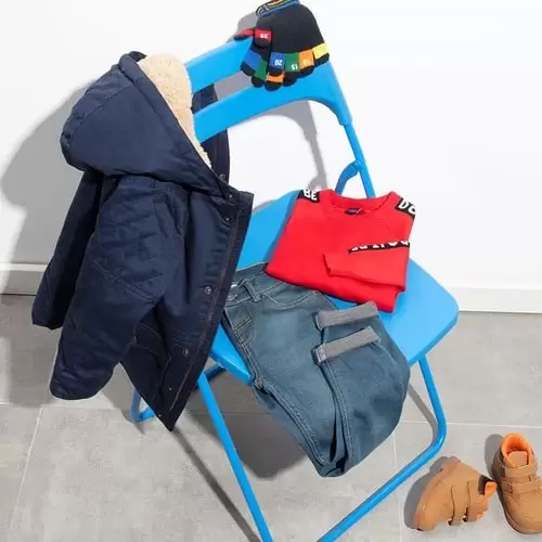 “Odijevati ljude u skladu s njihovim načinom života i budžetom i učiniti da se dobro osjećaju vjerujući da su “Svi zaslužili da se dobro odijevaju”. Pregled kompanije Osnovan 1985. godine u Francuskoj, brend LC Waikiki otkupio je sadašnji LC Waikiki Mağazacılık 1997 godine. Budući da je uzor mnogim brendovima svojim kolekcijama i maloprodajnom percepcijom i centar pristupačne mode, LC Waikiki je 17 godina zadržao svoj stalni porast kao Turski brend pod okriljem LC Waikiki Mağazacılık. Danas, LC Waikiki Mağazacılık, Turska vodeća kompanija među maloprodajnim lancima, pruža usluge milionima ljudi sa oko 500 LC Waikiki trgovina u 141 gradu i 23 države svijeta. LC Waikiki održava svoju poziciju tržišnog lidera u turskom izvještajnom indeksu potrošnje gotove odjeće, izrađenom i objavljenom od strane KMP polugodišnjeg izvještaja od ljeta 2004. godine. Cilj je ući među top tri pozicije u Europi... LC Waikiki Mağazacılık, koji je započeo sa svojim međunarodnim investicijama 2009. godine, svoju prvu trgovinu otvorio je u Rumuniji. Sa svoje 647 trgovine u 31 državi uključujući Albaniju, Armeniju, Azerbejdžan, Bjelorusiju, Bosnu i Hercegovinu, Bugarsku, Egipat, Gruziju, Irak, Iran, Kazakistan, Kosovo, Kirgistan, Makedoniju, Maroko, Poljsku, Rumuniju, Rusiju, Saudijsku Arabiju, Ukrainu, Ujedinjene Arapske Emirate. LC Waikiki Mağazacılık posluje s vizijom o postanku jedne od tri najuspješnije trgovine u Europi do 2023. godine. Za više informacija molimo posjetite stranicu: corporate.lcwaikiki.com Nađi svoju najbližu trgovinu na: http://corporate.lcwaikiki.com/en-US/Stores jakna djecija