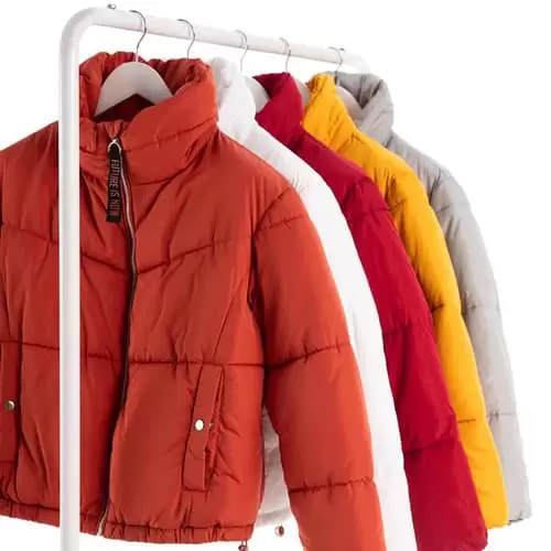 “Odijevati ljude u skladu s njihovim načinom života i budžetom i učiniti da se dobro osjećaju vjerujući da su “Svi zaslužili da se dobro odijevaju”. Pregled kompanije Osnovan 1985. godine u Francuskoj, brend LC Waikiki otkupio je sadašnji LC Waikiki Mağazacılık 1997 godine. Budući da je uzor mnogim brendovima svojim kolekcijama i maloprodajnom percepcijom i centar pristupačne mode, LC Waikiki je 17 godina zadržao svoj stalni porast kao Turski brend pod okriljem LC Waikiki Mağazacılık. Danas, LC Waikiki Mağazacılık, Turska vodeća kompanija među maloprodajnim lancima, pruža usluge milionima ljudi sa oko 500 LC Waikiki trgovina u 141 gradu i 23 države svijeta. LC Waikiki održava svoju poziciju tržišnog lidera u turskom izvještajnom indeksu potrošnje gotove odjeće, izrađenom i objavljenom od strane KMP polugodišnjeg izvještaja od ljeta 2004. godine. Cilj je ući među top tri pozicije u Europi... LC Waikiki Mağazacılık, koji je započeo sa svojim međunarodnim investicijama 2009. godine, svoju prvu trgovinu otvorio je u Rumuniji. Sa svoje 647 trgovine u 31 državi uključujući Albaniju, Armeniju, Azerbejdžan, Bjelorusiju, Bosnu i Hercegovinu, Bugarsku, Egipat, Gruziju, Irak, Iran, Kazakistan, Kosovo, Kirgistan, Makedoniju, Maroko, Poljsku, Rumuniju, Rusiju, Saudijsku Arabiju, Ukrainu, Ujedinjene Arapske Emirate. LC Waikiki Mağazacılık posluje s vizijom o postanku jedne od tri najuspješnije trgovine u Europi do 2023. godine. Za više informacija molimo posjetite stranicu: corporate.lcwaikiki.com Nađi svoju najbližu trgovinu na: http://corporate.lcwaikiki.com/en-US/Stores narandzasta jakna zuta jakna, bijela jakna