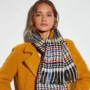 “Odijevati ljude u skladu s njihovim načinom života i budžetom i učiniti da se dobro osjećaju vjerujući da su “Svi zaslužili da se dobro odijevaju”. Pregled kompanije Osnovan 1985. godine u Francuskoj, brend LC Waikiki otkupio je sadašnji LC Waikiki Mağazacılık 1997 godine. Budući da je uzor mnogim brendovima svojim kolekcijama i maloprodajnom percepcijom i centar pristupačne mode, LC Waikiki je 17 godina zadržao svoj stalni porast kao Turski brend pod okriljem LC Waikiki Mağazacılık. Danas, LC Waikiki Mağazacılık, Turska vodeća kompanija među maloprodajnim lancima, pruža usluge milionima ljudi sa oko 500 LC Waikiki trgovina u 141 gradu i 23 države svijeta. LC Waikiki održava svoju poziciju tržišnog lidera u turskom izvještajnom indeksu potrošnje gotove odjeće, izrađenom i objavljenom od strane KMP polugodišnjeg izvještaja od ljeta 2004. godine. Cilj je ući među top tri pozicije u Europi... LC Waikiki Mağazacılık, koji je započeo sa svojim međunarodnim investicijama 2009. godine, svoju prvu trgovinu otvorio je u Rumuniji. Sa svoje 647 trgovine u 31 državi uključujući Albaniju, Armeniju, Azerbejdžan, Bjelorusiju, Bosnu i Hercegovinu, Bugarsku, Egipat, Gruziju, Irak, Iran, Kazakistan, Kosovo, Kirgistan, Makedoniju, Maroko, Poljsku, Rumuniju, Rusiju, Saudijsku Arabiju, Ukrainu, Ujedinjene Arapske Emirate. LC Waikiki Mağazacılık posluje s vizijom o postanku jedne od tri najuspješnije trgovine u Europi do 2023. godine. Za više informacija molimo posjetite stranicu: corporate.lcwaikiki.com Nađi svoju najbližu trgovinu na: http://corporate.lcwaikiki.com/en-US/Stores zutii kaput, sareni sal