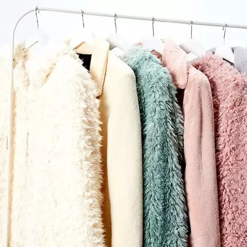 “Odijevati ljude u skladu s njihovim načinom života i budžetom i učiniti da se dobro osjećaju vjerujući da su “Svi zaslužili da se dobro odijevaju”. Pregled kompanije Osnovan 1985. godine u Francuskoj, brend LC Waikiki otkupio je sadašnji LC Waikiki Mağazacılık 1997 godine. Budući da je uzor mnogim brendovima svojim kolekcijama i maloprodajnom percepcijom i centar pristupačne mode, LC Waikiki je 17 godina zadržao svoj stalni porast kao Turski brend pod okriljem LC Waikiki Mağazacılık. Danas, LC Waikiki Mağazacılık, Turska vodeća kompanija među maloprodajnim lancima, pruža usluge milionima ljudi sa oko 500 LC Waikiki trgovina u 141 gradu i 23 države svijeta. LC Waikiki održava svoju poziciju tržišnog lidera u turskom izvještajnom indeksu potrošnje gotove odjeće, izrađenom i objavljenom od strane KMP polugodišnjeg izvještaja od ljeta 2004. godine. Cilj je ući među top tri pozicije u Europi... LC Waikiki Mağazacılık, koji je započeo sa svojim međunarodnim investicijama 2009. godine, svoju prvu trgovinu otvorio je u Rumuniji. Sa svoje 647 trgovine u 31 državi uključujući Albaniju, Armeniju, Azerbejdžan, Bjelorusiju, Bosnu i Hercegovinu, Bugarsku, Egipat, Gruziju, Irak, Iran, Kazakistan, Kosovo, Kirgistan, Makedoniju, Maroko, Poljsku, Rumuniju, Rusiju, Saudijsku Arabiju, Ukrainu, Ujedinjene Arapske Emirate. LC Waikiki Mağazacılık posluje s vizijom o postanku jedne od tri najuspješnije trgovine u Europi do 2023. godine. Za više informacija molimo posjetite stranicu: corporate.lcwaikiki.com Nađi svoju najbližu trgovinu na: http://corporate.lcwaikiki.com/en-US/Stores