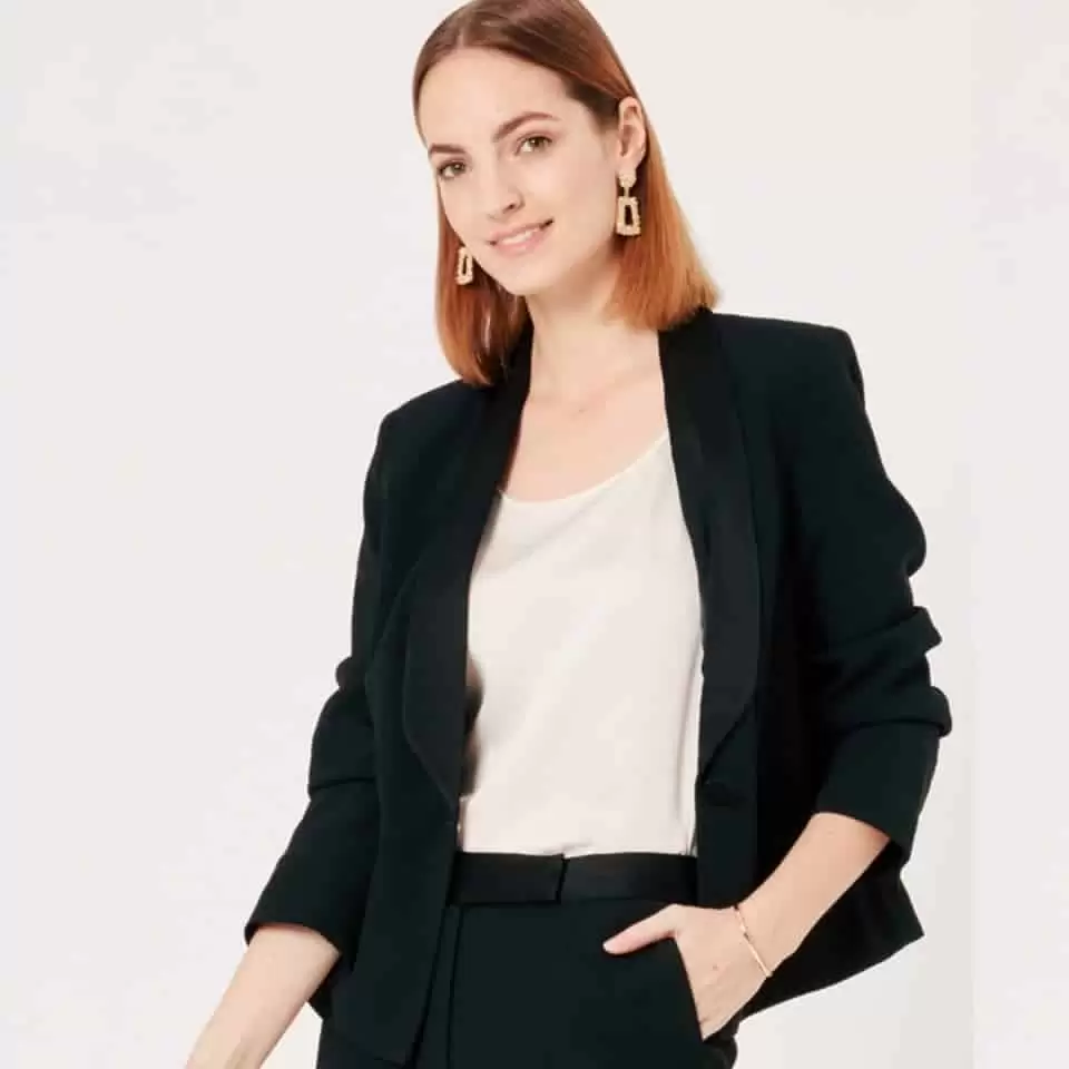 Francuski brend UnJourAilleurs namjenjen je ženama koje žele biti elegantne u svim prilikama, bilo da su poslovne, društvene ili opuštene. Azel france