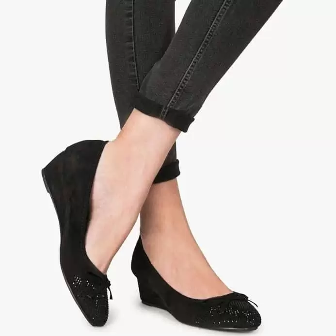 Azel france ima odlicnu ponudu obuce. Ovaj put donose nam super cijene! U Azel France prodavnicama cekaju vas sandale i cipele po cjeni od 19,95 KM! Brzo u njablizu azel france prodavnicu. 