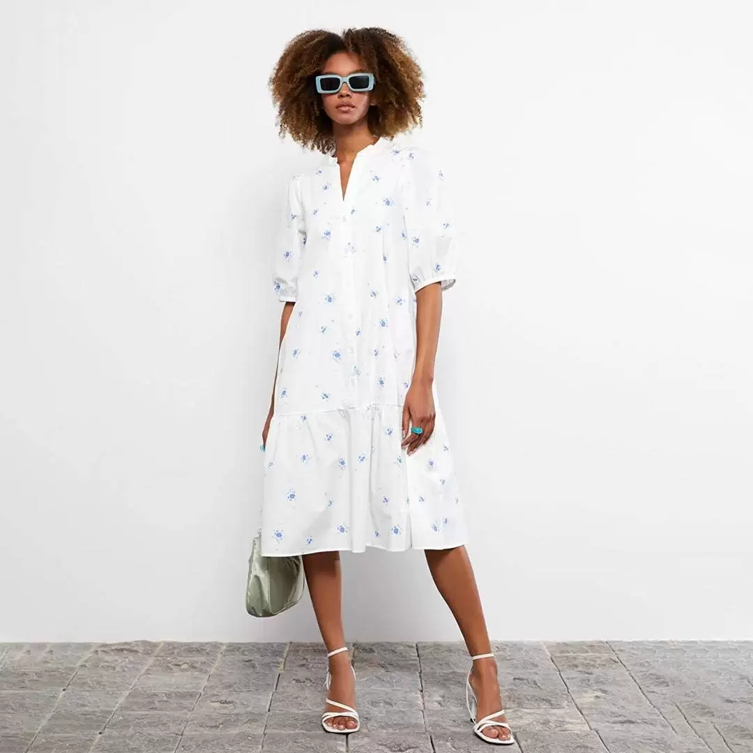 Lagana bjela haljina sa cvjetovima idealna je za suncane dane. Lagane haljine potrazite u najblizoj LC Waikiki prodavnici.