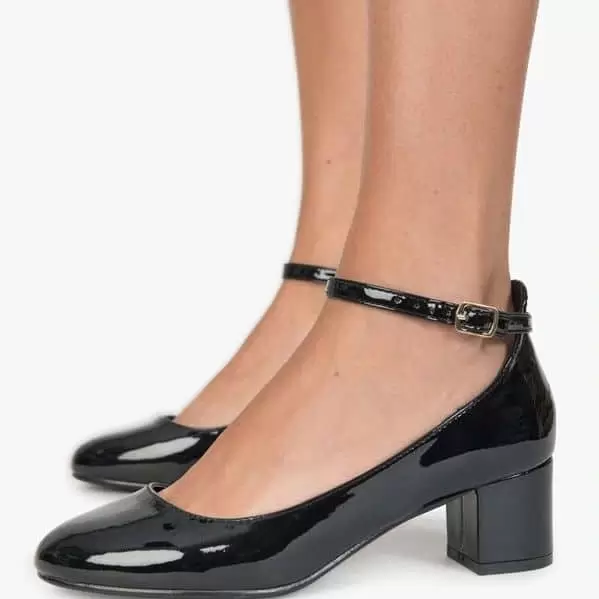 Azel france ima odlicnu ponudu obuce. Ovaj put donose nam super cijene! U Azel France prodavnicama cekaju vas sandale i cipele po cjeni od 19,95 KM! Brzo u njablizu azel france prodavnicu. 