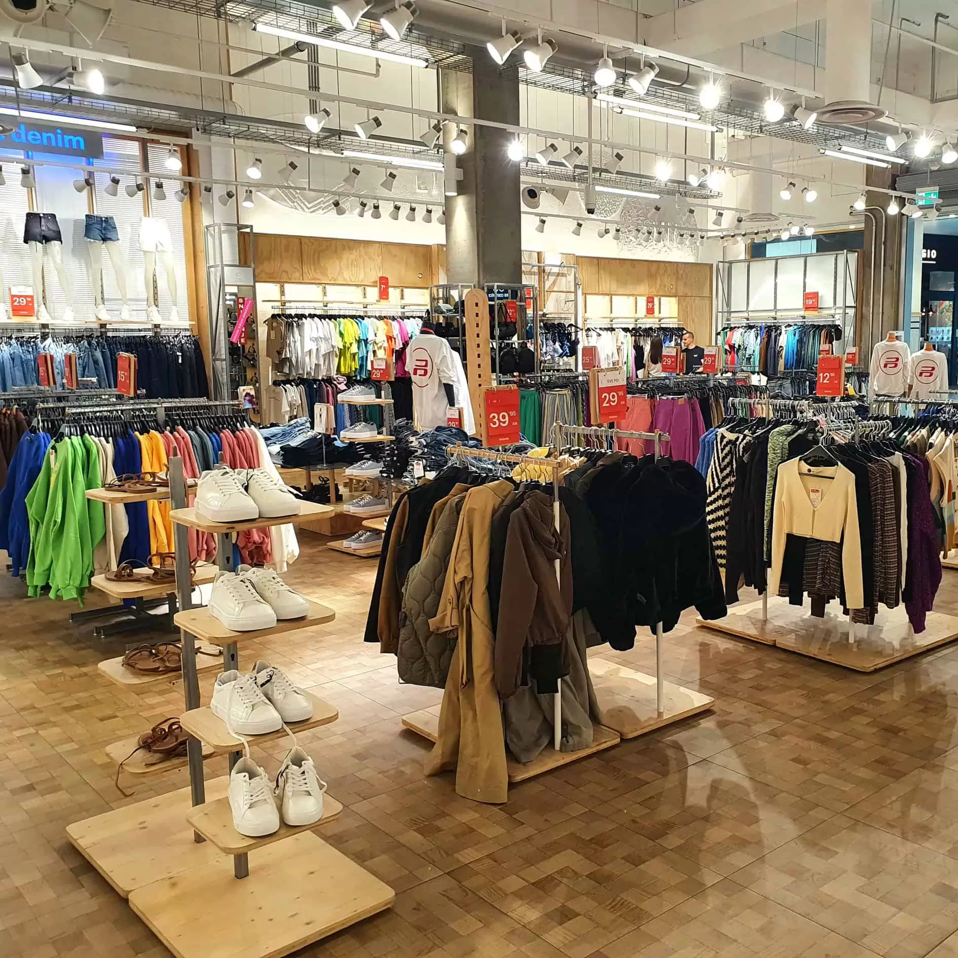 Pull&Bear SEZONSKO SNIZENJE do 50% juli 2022!