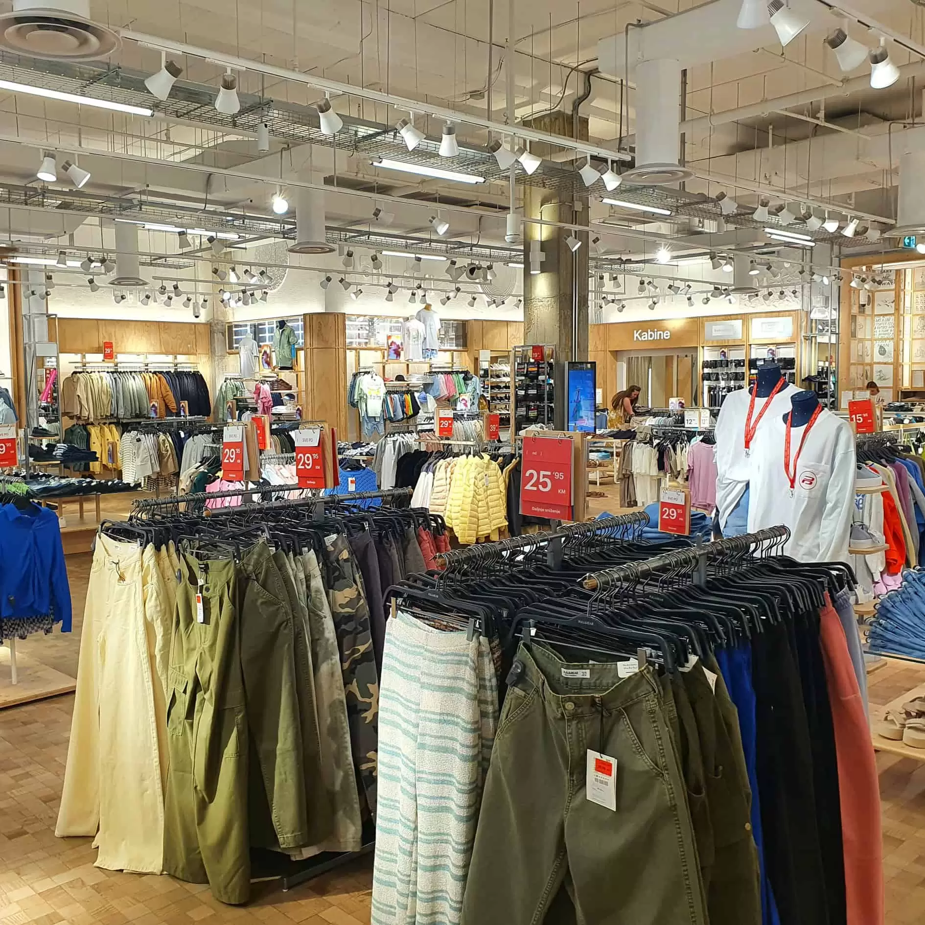 Pull&Bear SEZONSKO SNIZENJE do 50% juli 2022!