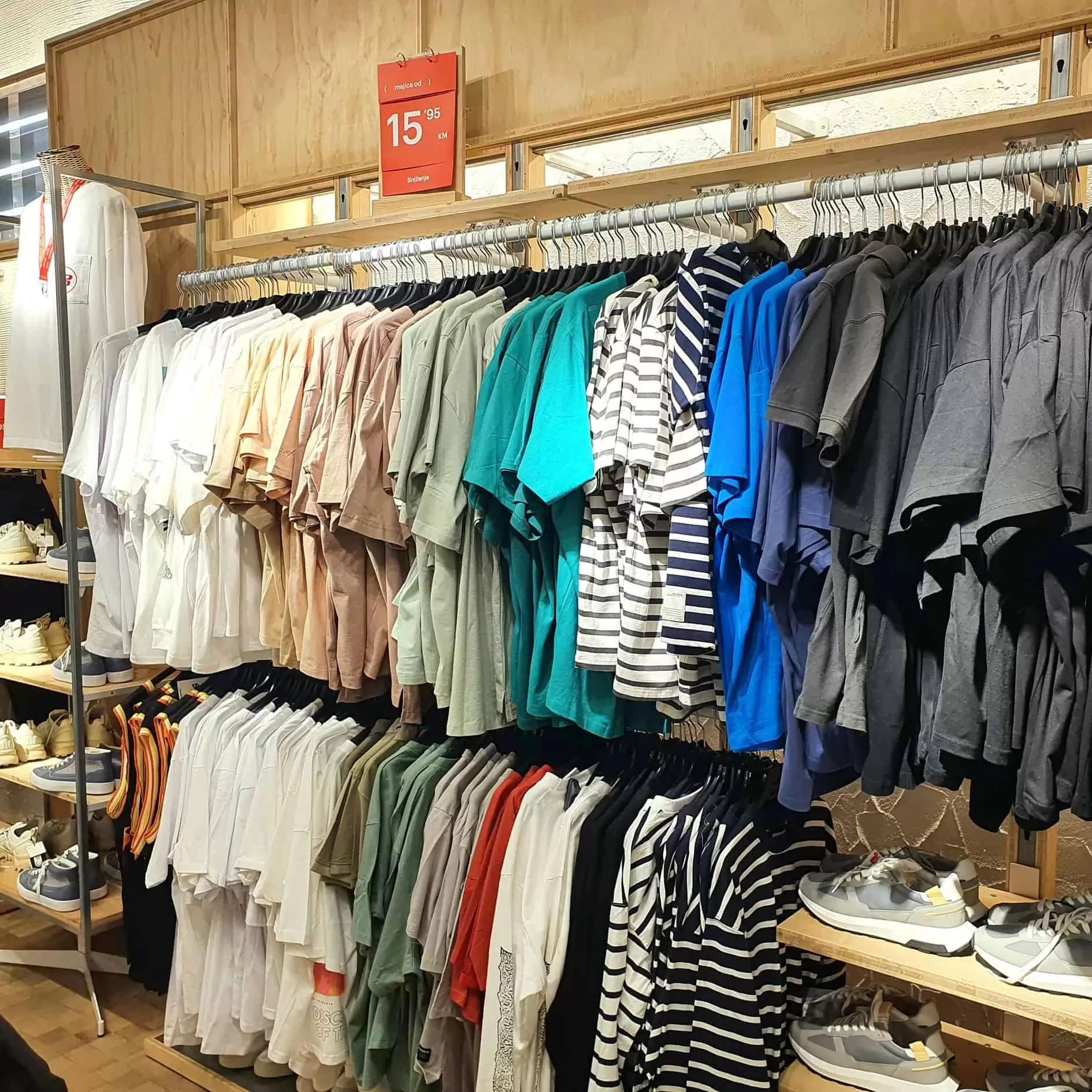 Pull&Bear SEZONSKO SNIZENJE do 50% juli 2022!