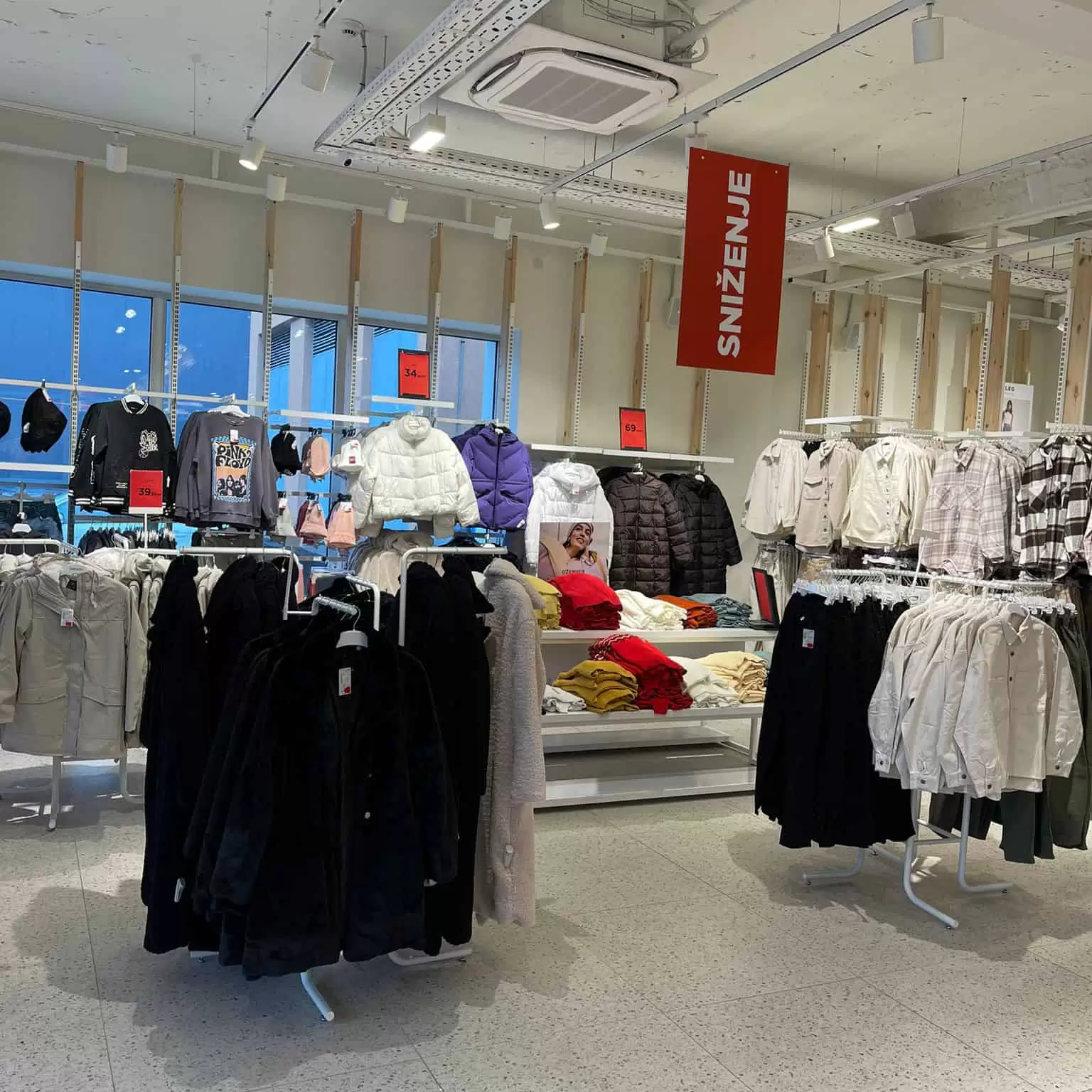 De Facto SNIŽENJE do čak -70%!