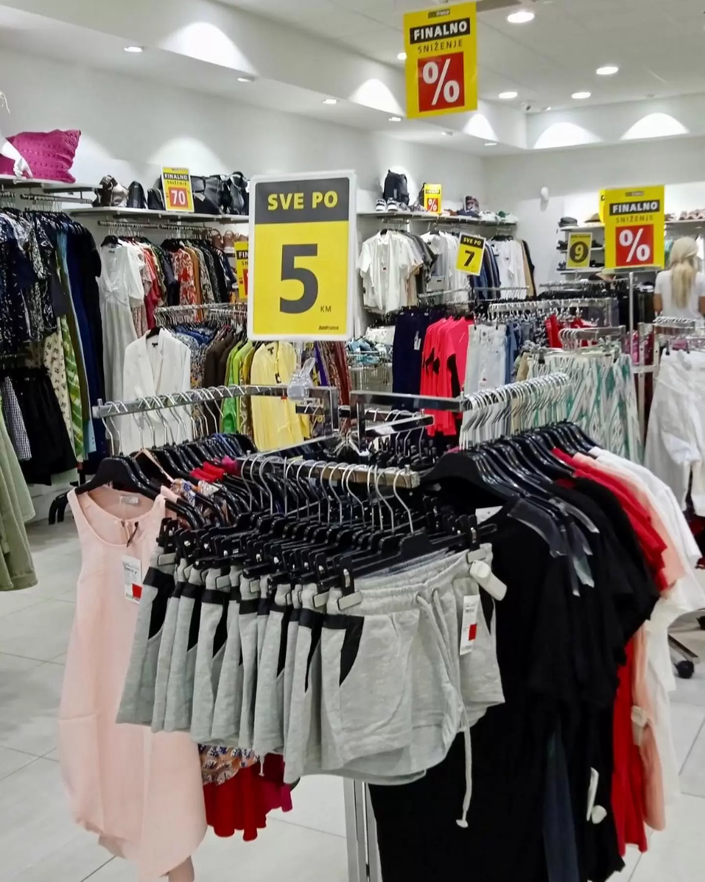 Azel France SNIŽENJE do 70%